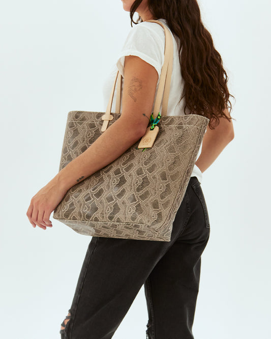 WOMAN WEARING CONSUELA DAILY TOTE BAG CALLED "DIZZY"