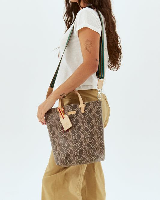 WOMAN WEARING CONSUELA ESSENTIAL TOTE BAG CALLED "DIZZY"